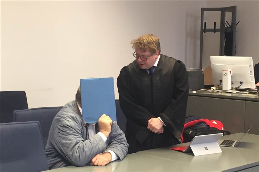 Patientinnen heimlich gefilmt: Bewährungschance für Frauenarzt (58) Der angeklagte Frauenarzt (links) und sein Verteidiger Oliver Allesch (rechts) kurz vor der Urteilsberatung.