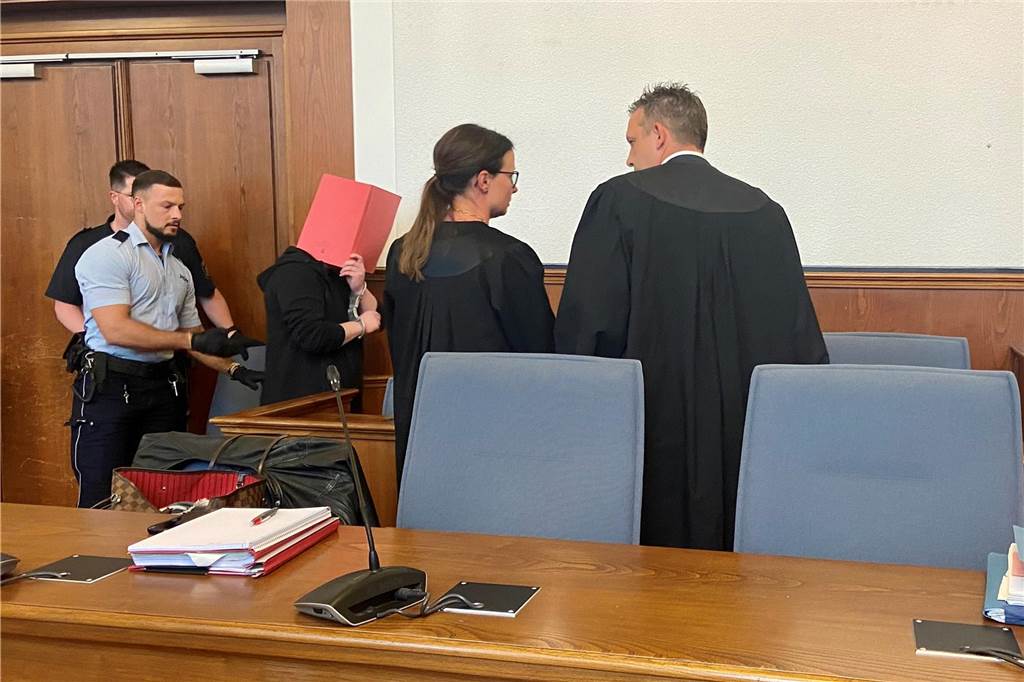 Carina (17) verstümmelt und verbrannt: Geschichte eines grausamen Todes Mark B. im Gerichtssaal.