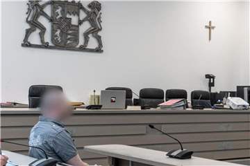 Der Angeklagte im Gerichtssaal des Ingolstädter Landgerichts. Der 29-Jährige soll im November 2017 eine Behördenmitarbeiterin fünf Stunden lang mit einem Messer bedroht haben. Foto: Armin Weigel