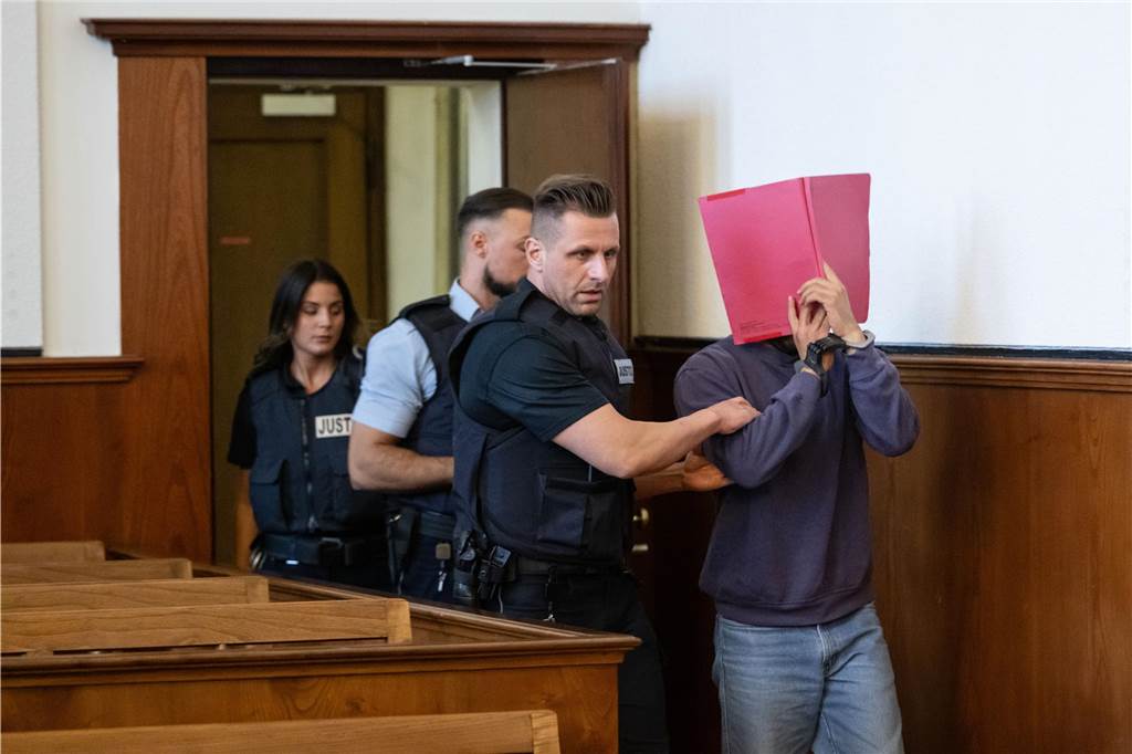 Der Angeklagte im Prozess gegen einen Terrorverdächtigen aus Castrop-Rauxel verbirgt sein Gesicht hinter einer Aktenmappe. Der Mann war im Januar festgenommen worden, weil er Vorbereitungen für einen Anschlag mit einer Chemiewaffe getroffen haben soll. +++ dpa-Bildfunk +++