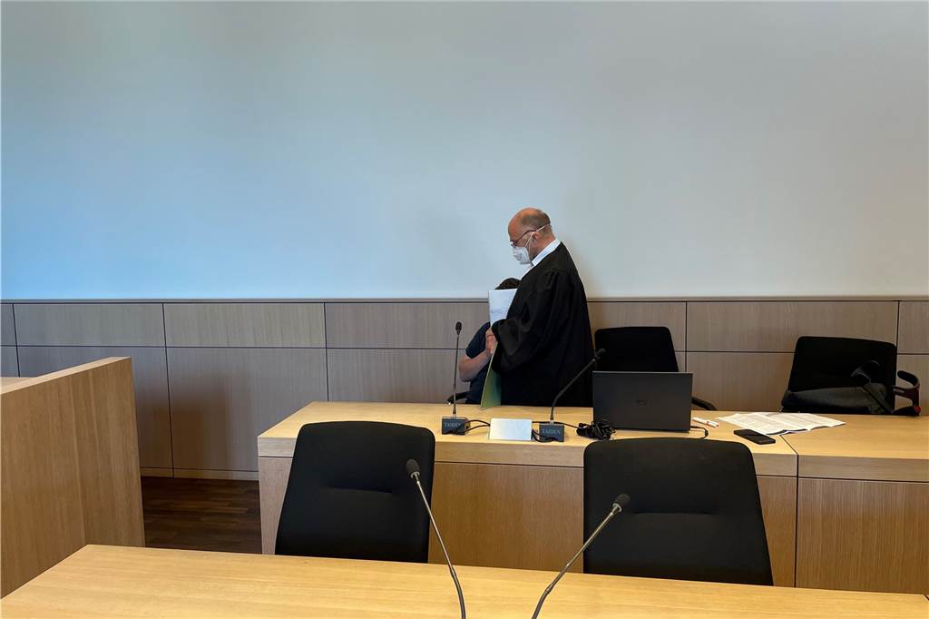 Hochzeitsbetrüger von Hof Niermann: „Notorischer Lügner, krasser Bewährungsversager“ Ein Verteidiger und sein Mandant im Gerichtssaal.