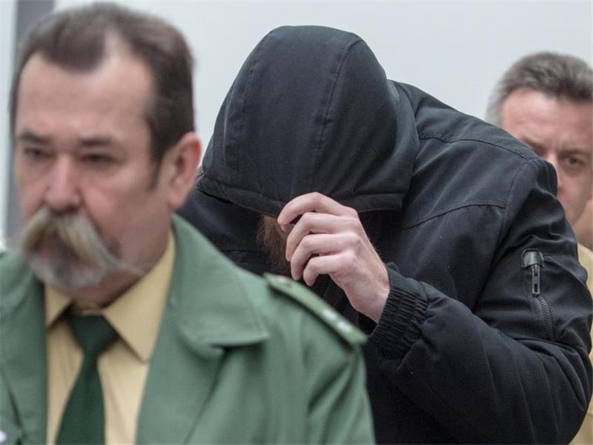 Angeklagter gesteht Tötung der zwölfjährigen Franziska Der Angeklagte kommt in Begleitung von Polizeibeamten in den Gerichtssaal des Landgerichts in Ingolstadt. Foto: Armin Weigel