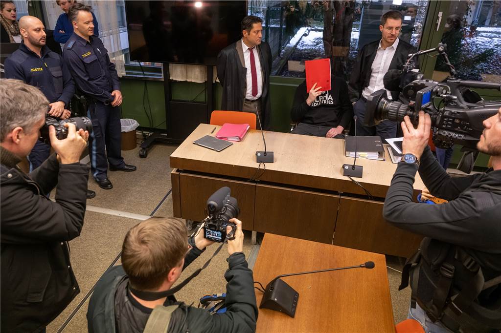 „Todespfleger“-Prozess: Dorstener gesteht Morde und Mordversuche Der angeklagte Krankenpfleger sitzt zum Prozess-Auftakt zwischen seinen Anwälten Ömer Sahinci und Benedikt Stehle.