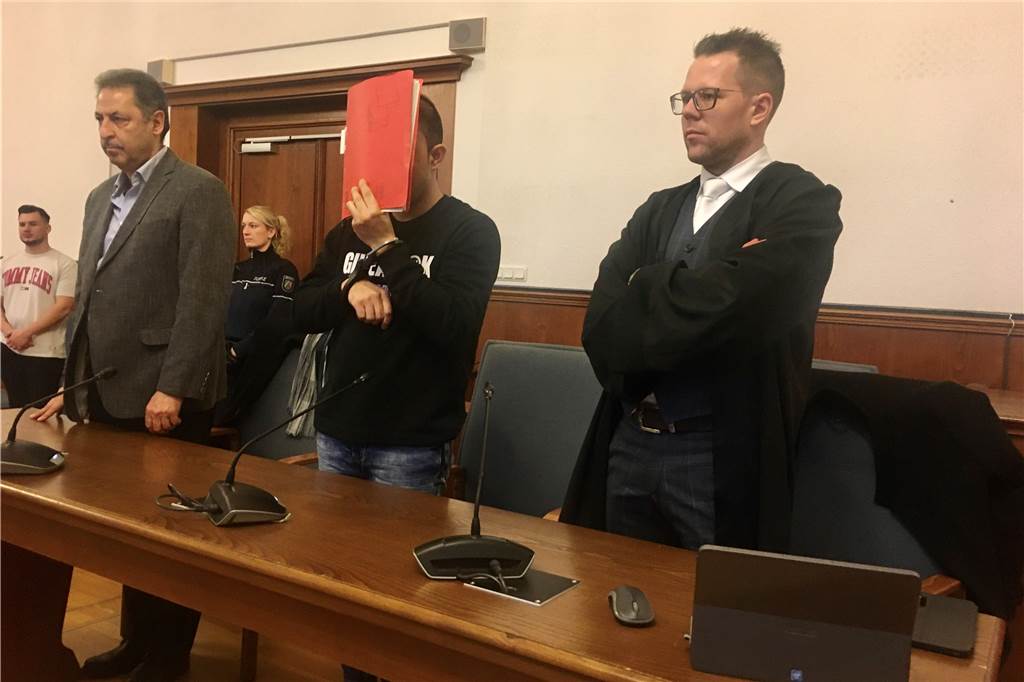 Der angeklagte Mann neben Verteidiger Christian Isselhorst (re.) und einem Dolmetscher.