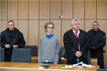 Der Angeklagte Marcel H. neben seinem Anwalt Michael Emde. 