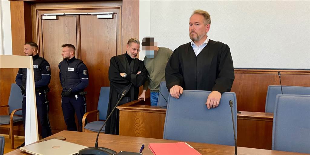 Dolmetscher übersetzt Äußerungen der Opfer-Familie - Stimmung vor Gericht kippt Der Angeklagte mit seinen Verteidigern Christian Simonis (hinten) und Dr. Carsten Ernst.