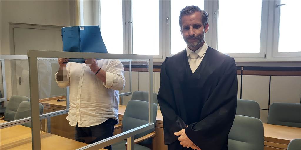 86-Jährige gefesselt und eingesperrt – Täter wurde dabei gefilmt Der Angeklagte neben seinem Verteidiger Felix Menke im Essener Landgericht