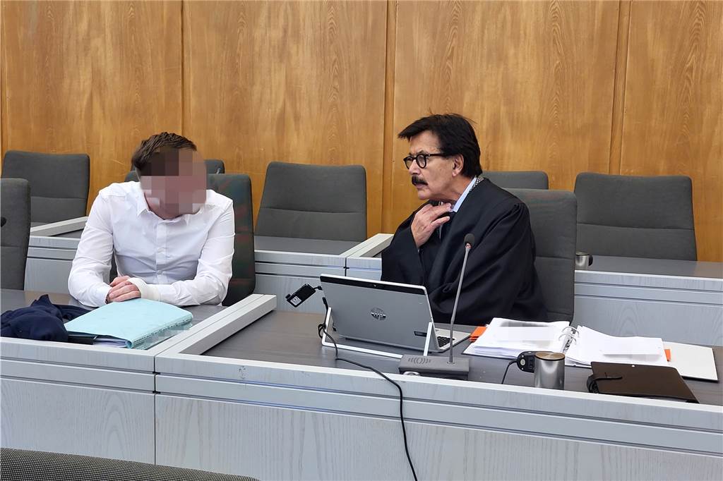 Auto der Ex-Frau abgefackelt: „Habe nullkommanull nachgedacht“ Der Angeklagte neben seinem Verteidiger Klaus Rumberg im Essener Landgericht. Die linke Hand ist immer noch bandagiert.