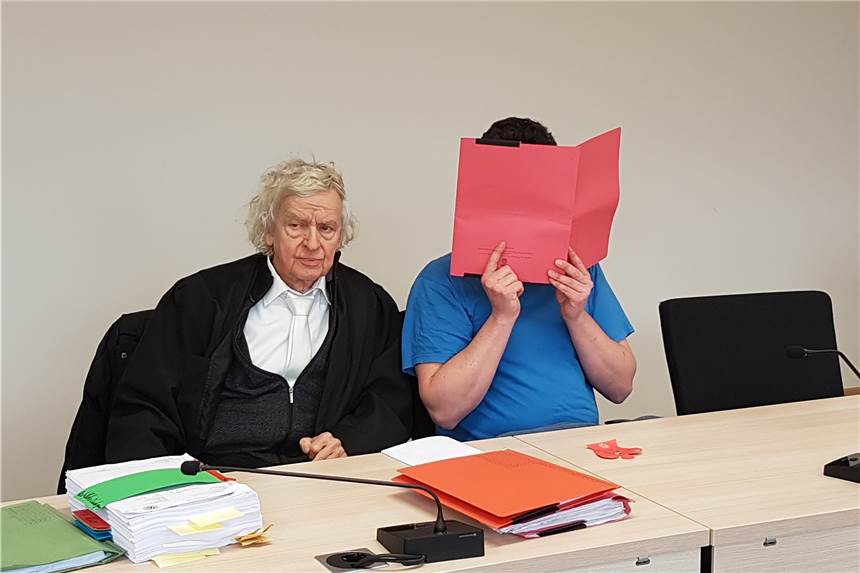 Tennislehrer aus Dorsten machte mit Frauen Sklavenverträge Der Angeklagte neben seinem Verteidiger Siegmund Benecken