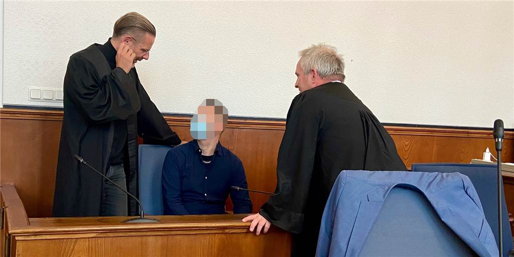 Unheimliche Brandserie im Dortmunder Westen: Jetzt steht das Urteil fest Der Angeklagte neben seinen Verteidigern Christian Simonis (l.) und Karsten Possemeyer.