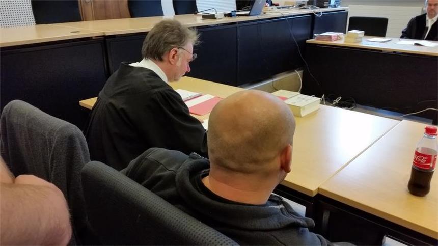 Neonazi drückte Kameramann zu Boden - 800 Euro Strafe Der Angeklagte (r.) hat am Wahlabend 2014 einen Kameramann zu Boden gedrückt.