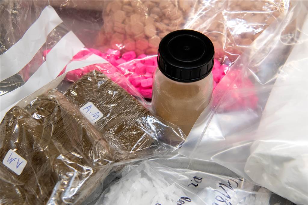 Kiloweise Rauschgift per Post: Drogenkurier fliegt in Ahaus auf Der Angeklagte transportierte als Drogenkurier in den Briefumschlägen unterschiedliche Drogen. So auch Ecstasy (oben), Heroin (Mitte) und Kokain (rechts).