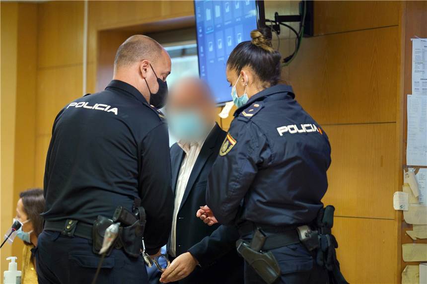 Mutter und Sohn auf Teneriffa getötet: Deutscher bricht sein Schweigen Der Angeklagte trifft vor Beginn der Verhandlung im Gerichtssaal ein. Auf der spanischen Ferieninsel Teneriffa hat der Prozess gegen einen Mann aus Sachsen-Anhalt begonnen.