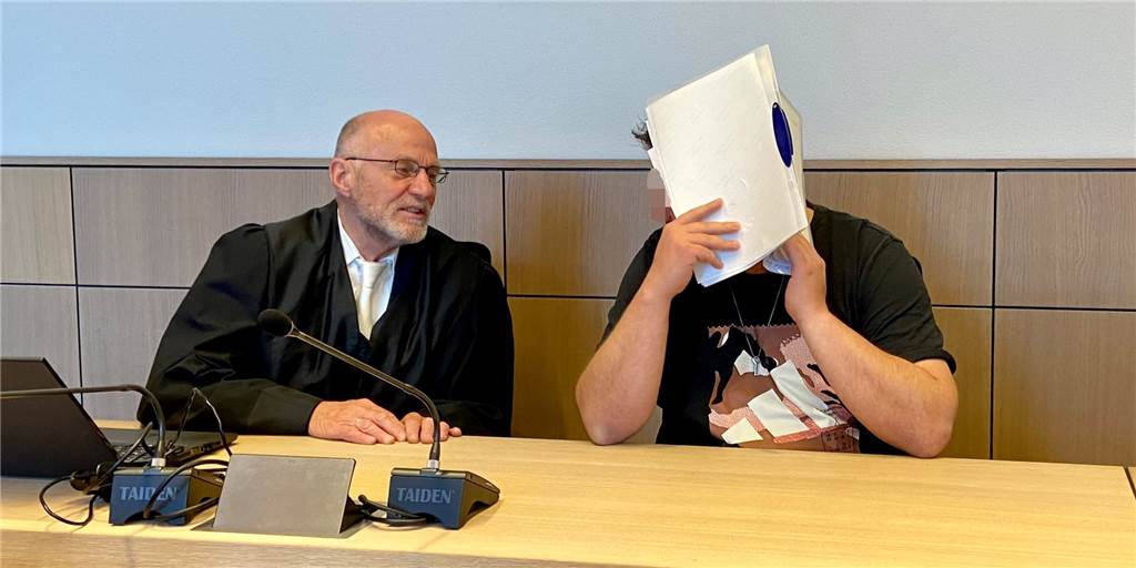 Der Angeklagte wird von Peter Budde aus Dortmund verteidigt.