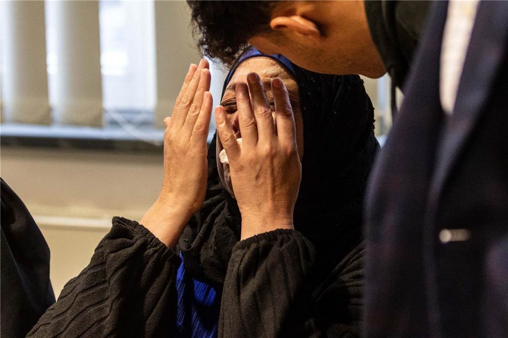 17-Jährige in Menden angezündet: Lebenslange Haft für Angeklagten Die Mutter des Opfers sitzt zu Beginn des Prozesses im Gericht, schlägt die Hände vor das Gesicht und weint bitterlich.
