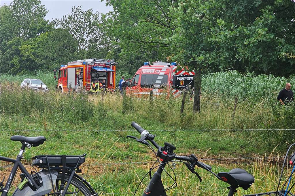 Der Angelverein Nienborg und die Heeker Feuerwehr arbeiten Hand in Hand in der Dinkel.