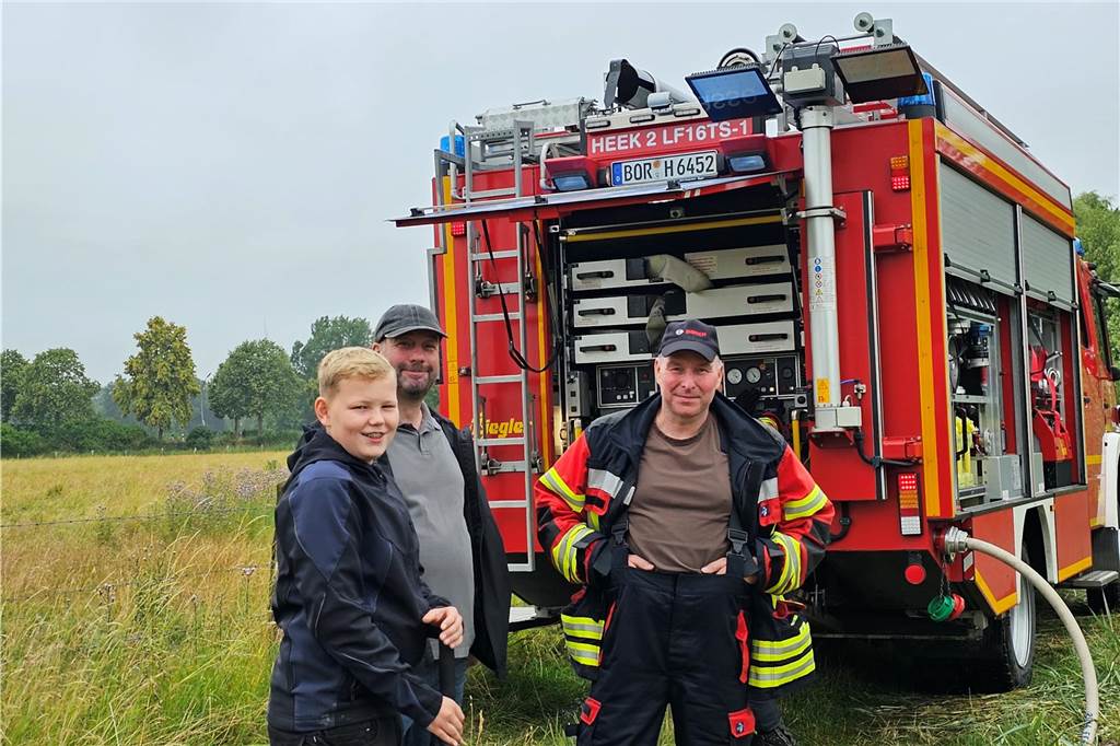 Der Angelverein Nienborg und die Heeker Feuerwehr arbeiten Hand in Hand in der Dinkel.
