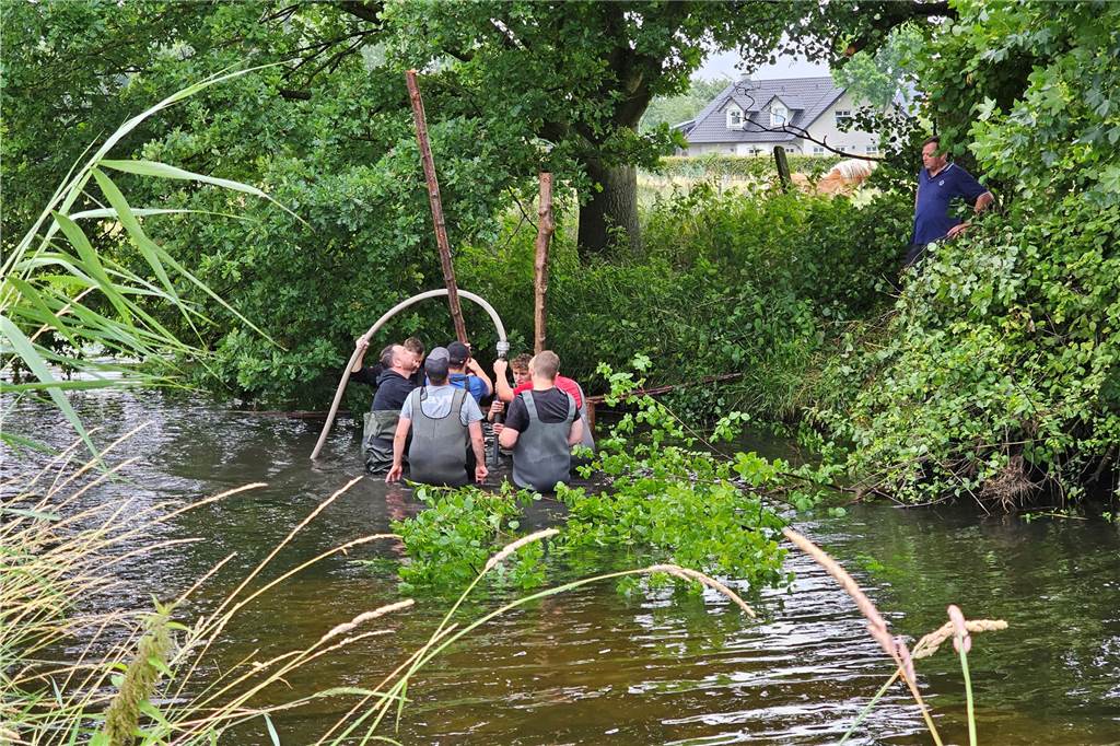 Der Angelverein Nienborg und die Heeker Feuerwehr arbeiten Hand in Hand in der Dinkel.