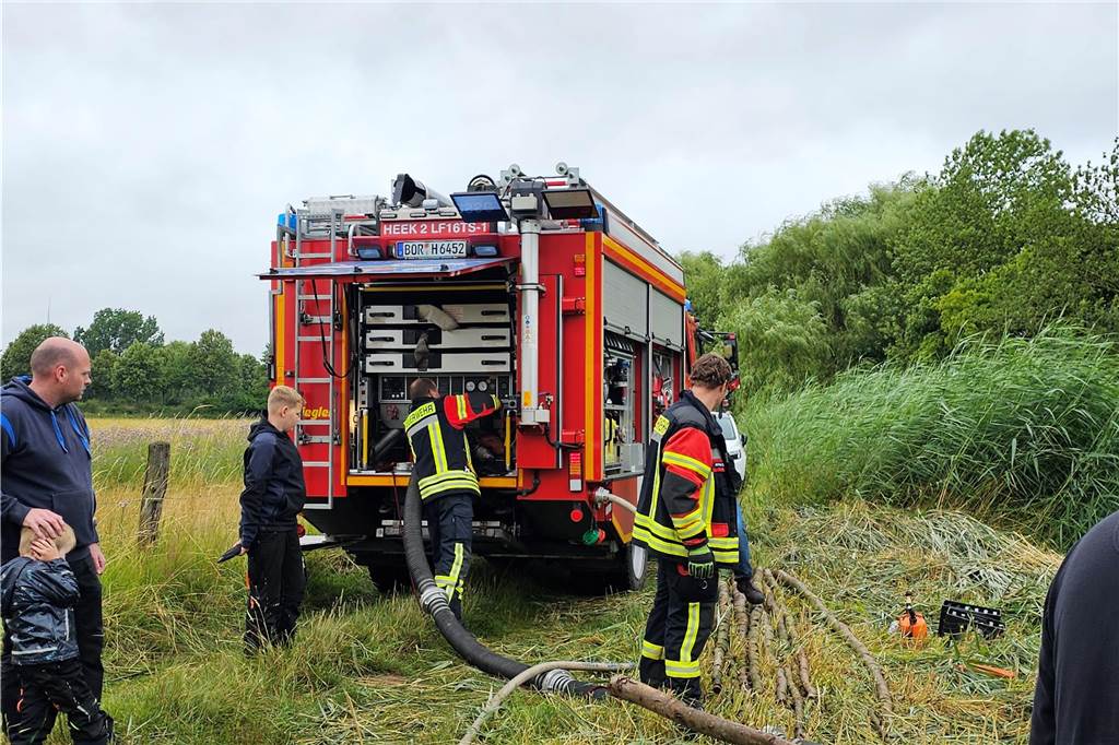 Der Angelverein Nienborg und die Heeker Feuerwehr arbeiten Hand in Hand in der Dinkel.