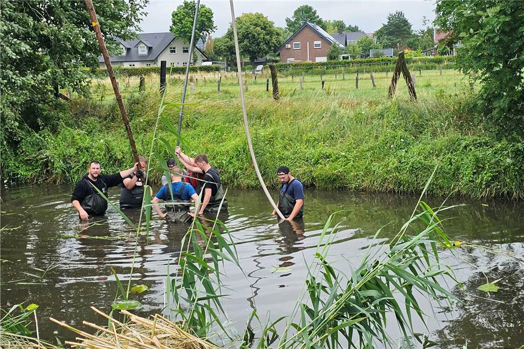 Der Angelverein Nienborg und die Heeker Feuerwehr arbeiten Hand in Hand in der Dinkel.