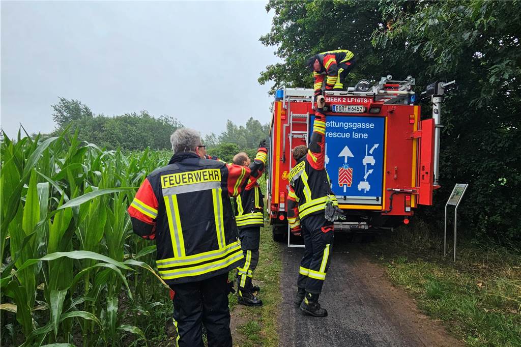 Der Angelverein Nienborg und die Heeker Feuerwehr arbeiten Hand in Hand in der Dinkel.