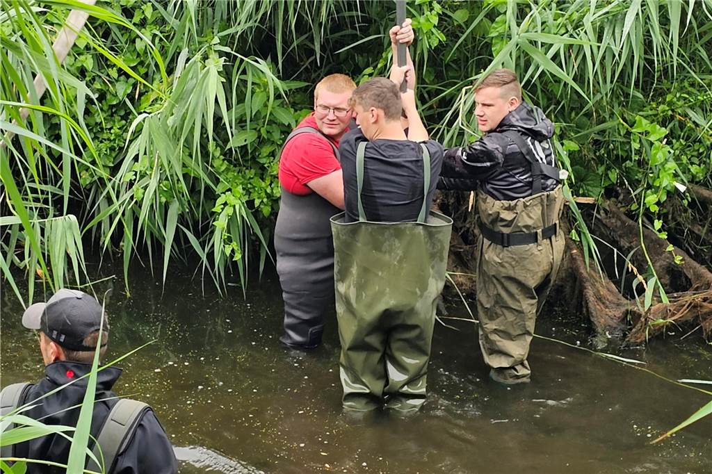 Der Angelverein Nienborg und die Heeker Feuerwehr arbeiten Hand in Hand in der Dinkel.