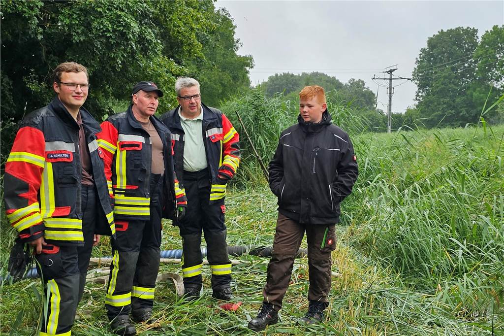 Der Angelverein Nienborg und die Heeker Feuerwehr arbeiten Hand in Hand in der Dinkel.