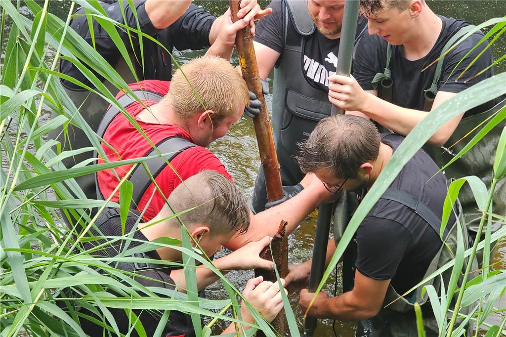 Der Angelverein Nienborg und die Heeker Feuerwehr arbeiten Hand in Hand in der Dinkel.