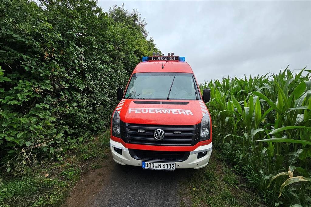 Der Angelverein Nienborg und die Heeker Feuerwehr arbeiten Hand in Hand in der Dinkel.