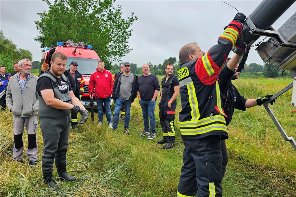 Der Angelverein Nienborg und die Heeker Feuerwehr arbeiten Hand in Hand in der Dinkel.