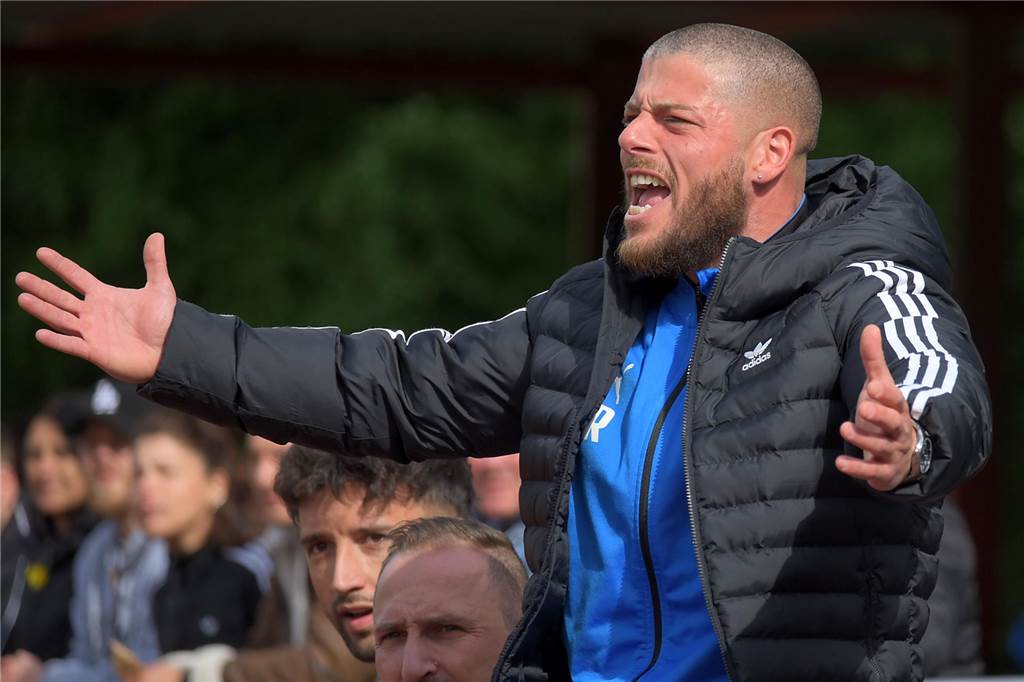 Rote Karte ist „der Knackpunkt“ Der angeschlagene Domenico Restieri fieberte am Spielfeldrand emotional mit.