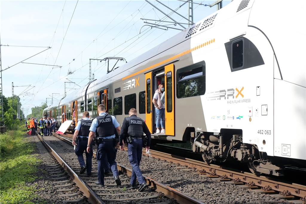 Nach Messerattacke im Zug: 31-Jähriger ist in der Psychiatrie untergebracht Polizisten gehen an einer Regionalbahn entlang.