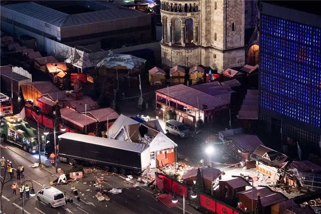 Und der Staat sah zu - der Fall Anis Amri und seine Kontakte nach Dortmund Der Anschlag. Vermutlich verhinderten Weihnachtsgirlanden, die sich um die Räder des Lkw wickelten, noch mehr Opfer. Sie bremsten den Sattelschlepper aus. 12 Menschen starben, knapp 70 wurden teils schwer verletzt.