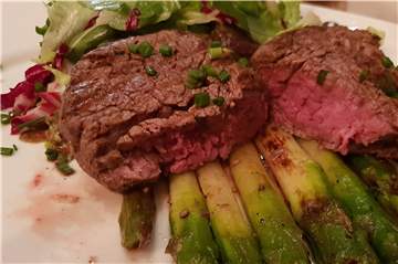 Der Anschnitt des Filetsteaks zeigt: Die Garstufe Medium Rare wurde perfekt getroffen.