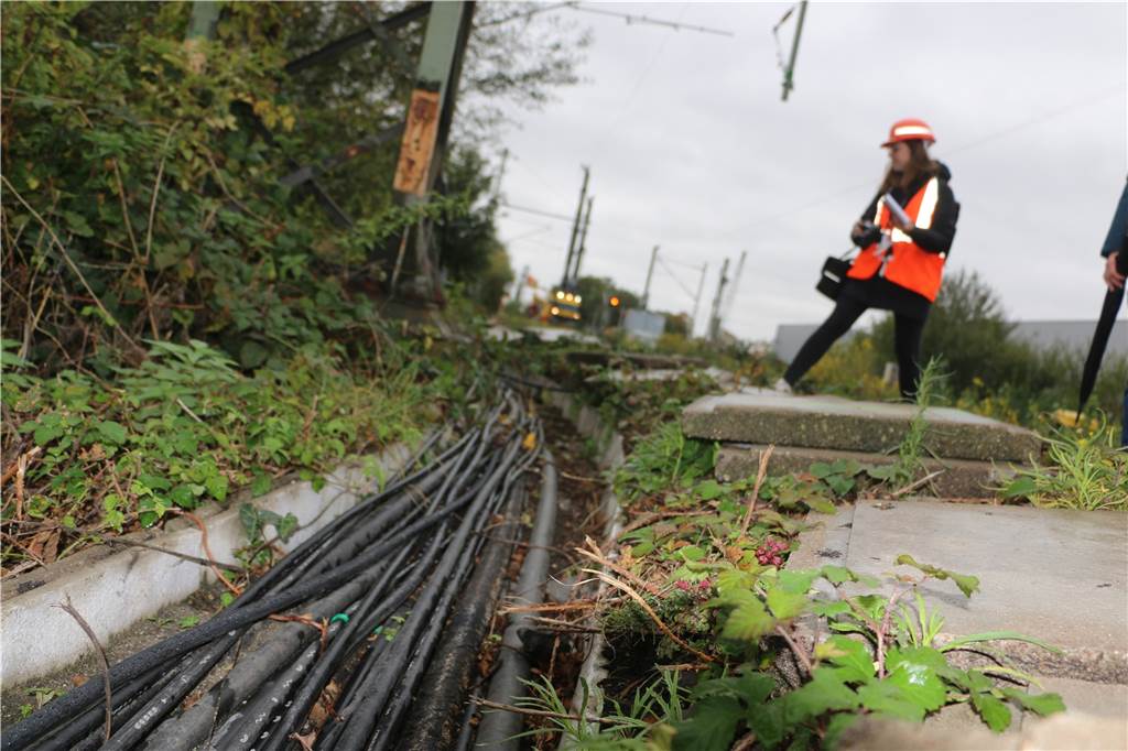 Der ansonsten unter schweren Platten liegende Kabelkanal mit wichtiger Technik ist geöffnet worden, um neue Strippen zu ziehen.