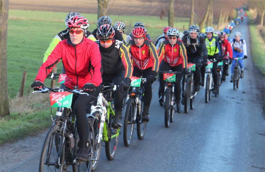 1000 Fahrer gehen in Capelle an den Start Der Anstieg kam für die vielen Teilnehmer der Capeller Winter Bike Trophy schon nach wenigen 100 Metern.