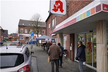 Der Ansturm auf die kostenlosen FFP2-Masken für Risikopatienten und Senioren (60+) in der Apotheke Westerwinkel war groß.
