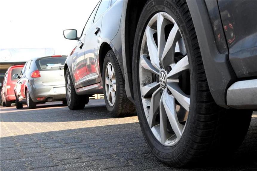 Beim Frühjahrsputz fürs Auto nicht geizen Der Ansturm auf die Waschanlagen ist nach der Winterzeit groß. Beim Frühjahrsputz sollten Autobesitzer nicht an der falschen Stelle sparen. Foto: Carsten Rehder