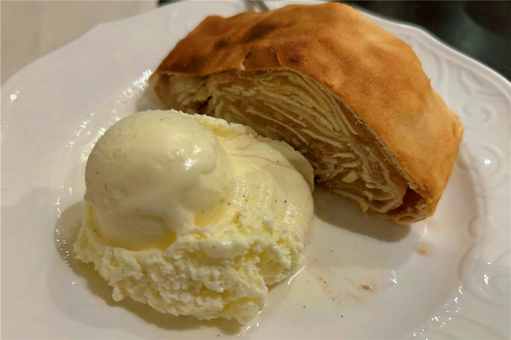 Tradition seit 300 Jahren: Franke bietet Klassiker in neuem Gewand Der Apfelstrudel mit Vanilleeis