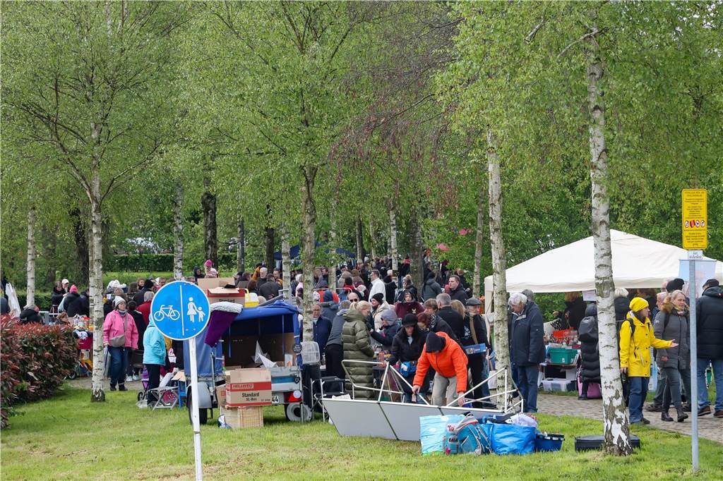 Die schönsten Bilder vom Aplerbecker Familientag: Viel los auf großem Flohmarkt im Rodenbergpark Viele Menschen schlendern über den Aplerbecker Familientag