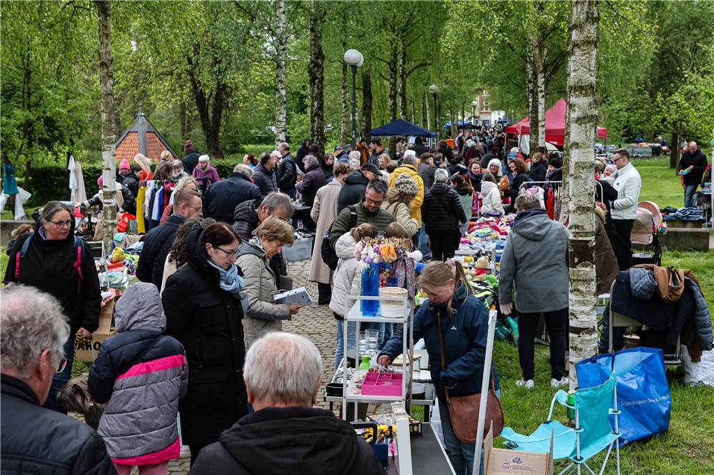 Die schönsten Bilder vom Aplerbecker Familientag: Viel los auf großem Flohmarkt im Rodenbergpark Viele Menschen schlendern über den Aplerbecker Familientag