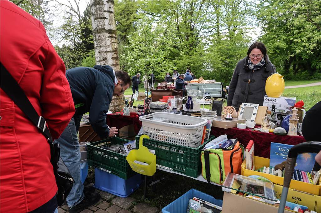 Die schönsten Bilder vom Aplerbecker Familientag: Viel los auf großem Flohmarkt im Rodenbergpark Viele Menschen schlendern über den Aplerbecker Familientag