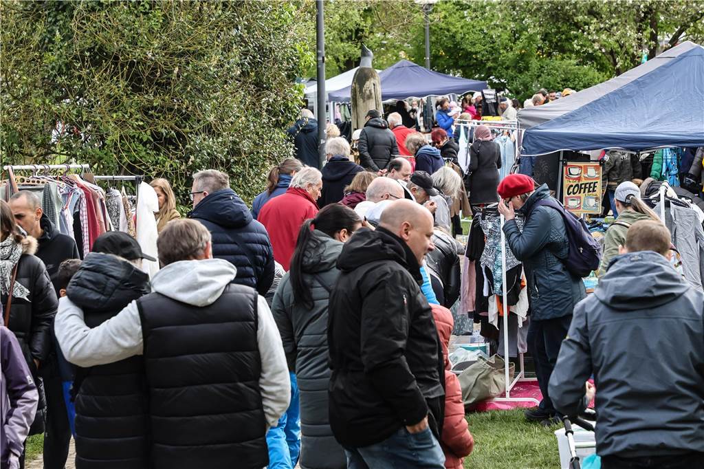 Die schönsten Bilder vom Aplerbecker Familientag: Viel los auf großem Flohmarkt im Rodenbergpark Viele Menschen schlendern über den Aplerbecker Familientag