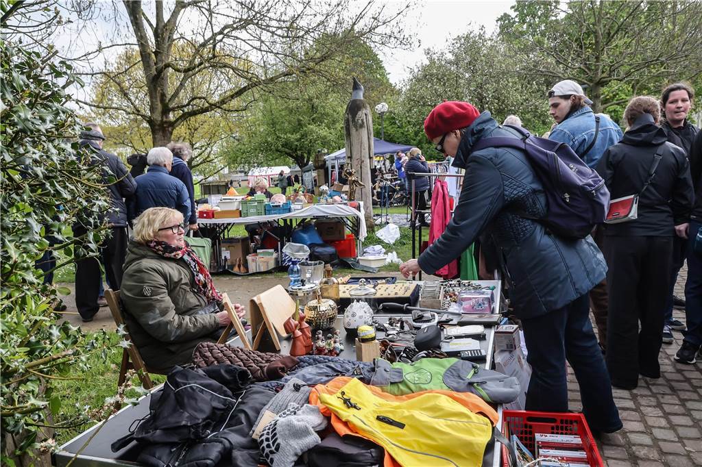 Die schönsten Bilder vom Aplerbecker Familientag: Viel los auf großem Flohmarkt im Rodenbergpark Viele Menschen schlendern über den Aplerbecker Familientag