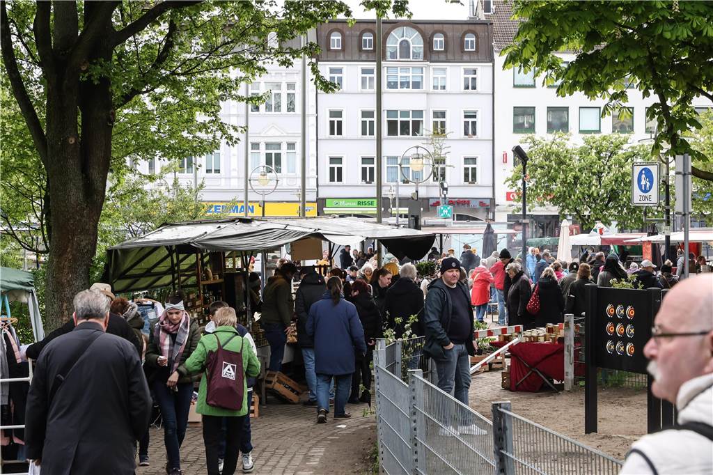 Die schönsten Bilder vom Aplerbecker Familientag: Viel los auf großem Flohmarkt im Rodenbergpark Viele Menschen schlendern über den Aplerbecker Familientag