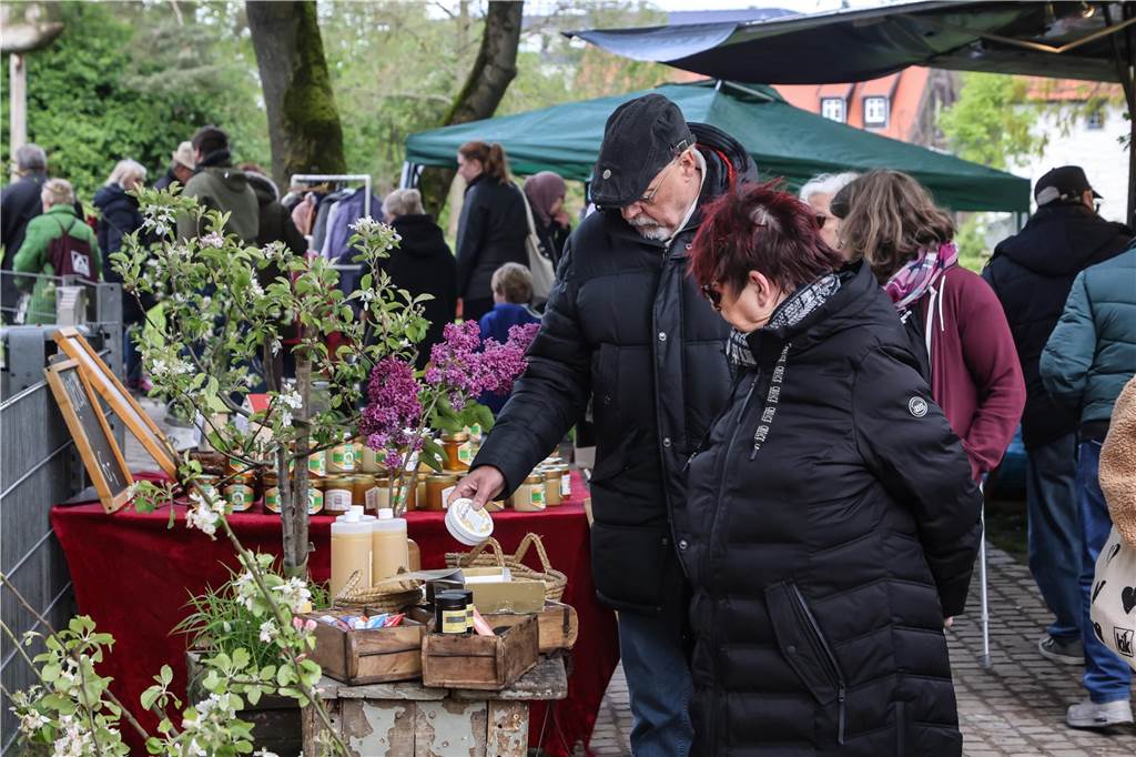 Die schönsten Bilder vom Aplerbecker Familientag: Viel los auf großem Flohmarkt im Rodenbergpark Viele Menschen schlendern über den Aplerbecker Familientag