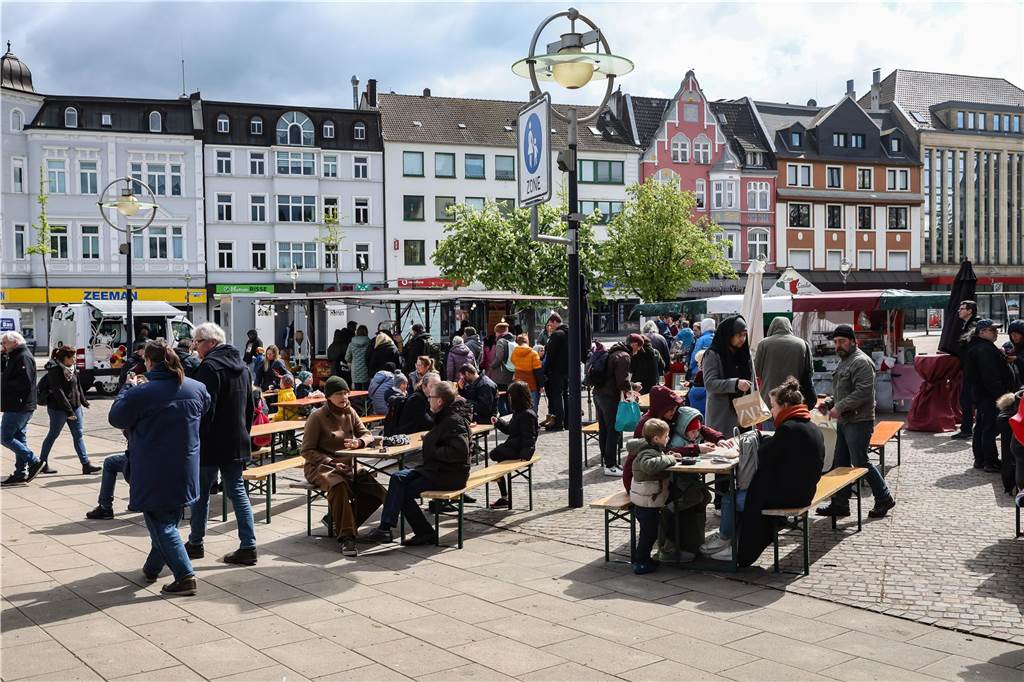 Die schönsten Bilder vom Aplerbecker Familientag: Viel los auf großem Flohmarkt im Rodenbergpark Viele Menschen schlendern über den Aplerbecker Familientag