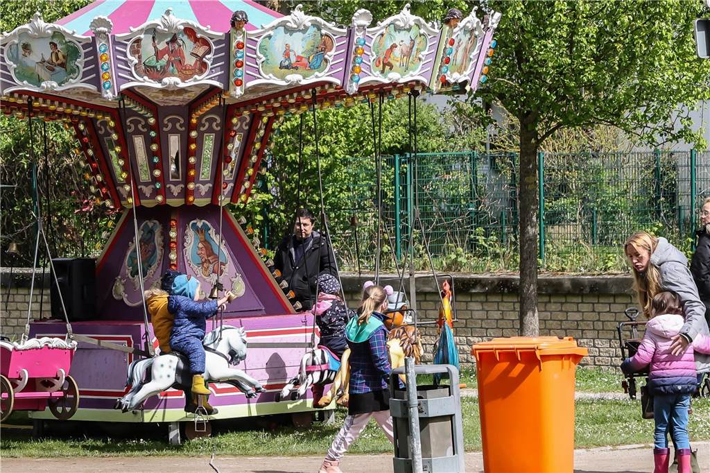 Die schönsten Bilder vom Aplerbecker Familientag: Viel los auf großem Flohmarkt im Rodenbergpark Viele Menschen schlendern über den Aplerbecker Familientag
