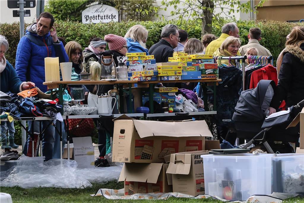 Die schönsten Bilder vom Aplerbecker Familientag: Viel los auf großem Flohmarkt im Rodenbergpark Viele Menschen schlendern über den Aplerbecker Familientag