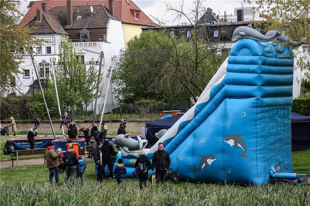 Die schönsten Bilder vom Aplerbecker Familientag: Viel los auf großem Flohmarkt im Rodenbergpark Viele Menschen schlendern über den Aplerbecker Familientag